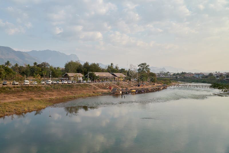 Het landschap van de rivier Nam Houng Er zijn veel restaurants langs twee kanten van de rivier stock fotografie Het landschap van de rivier Nam Houng Er zijn veel restaurants langs twee kanten van de rivier stock fotografie