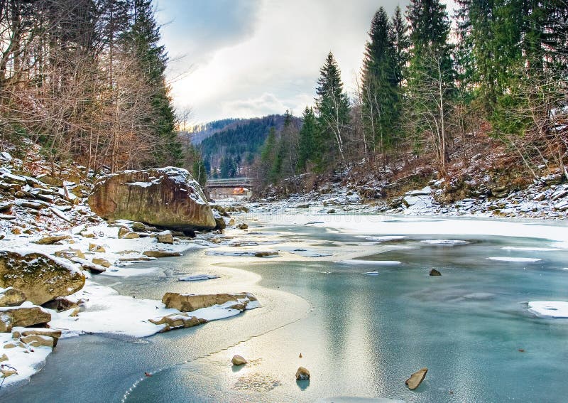 Winterlandschap met bergrivier stock foto