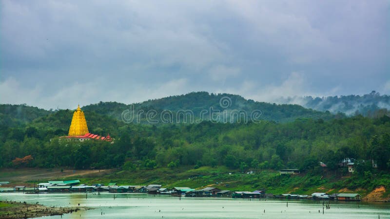 Het landschap van pagode Buddhakhaya in Wat Wang Wiwekaram is een symbool van Sangkhlaburi, Kanchanaburi, Thailand stock afbeeldingen Het landschap van pagode Buddhakhaya in Wat Wang Wiwekaram is een symbool van Sangkhlaburi, Kanchanaburi, Thailand stock afbeeldingen