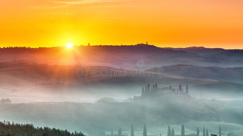Het landschap van Toscanië bij zonsopgang royalty-vrije stock foto Het landschap van Toscanië bij zonsopgang royalty-vrije stock foto