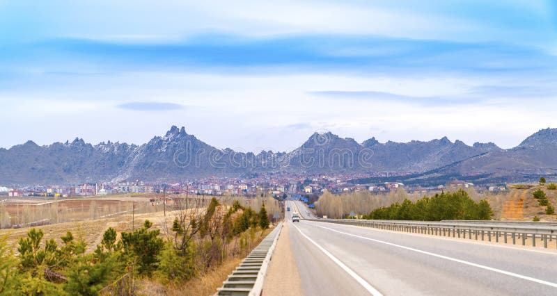 Het Landschapsmening en bergketen van de Sivrihisarstad op achtergrond, Eskisehir, Turkije stock fotografie Het Landschapsmening en bergketen van de Sivrihisarstad op achtergrond, Eskisehir, Turkije stock fotografie