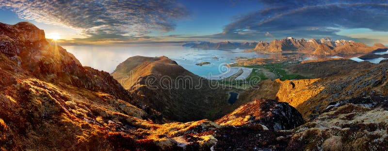 Het Landschapspanorama van Noorwegen met oceaan en berg