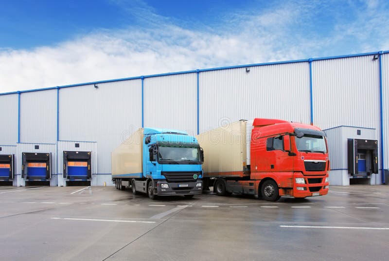 Het leegmaken van ladingsvrachtwagen bij de pakhuisbouw royalty-vrije stock foto Het leegmaken van ladingsvrachtwagen bij de pakhuisbouw royalty-vrije stock foto