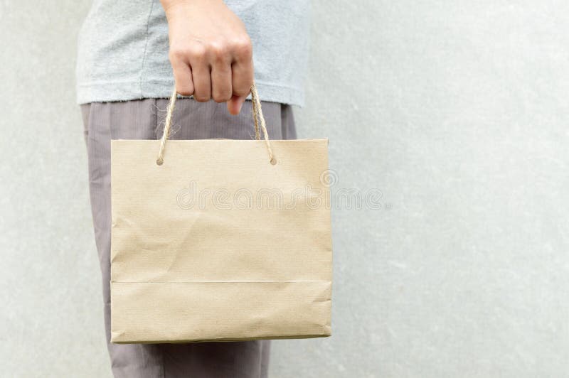 Het lege pakket van de het pakpapierzak van de vrouwenholding stock foto Het lege pakket van de het pakpapierzak van de vrouwenholding stock foto