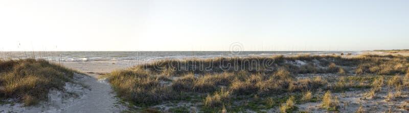 Het lege panoramische strand van de de golfkust van Florida stock afbeeldingen Het lege panoramische strand van de de golfkust van Florida stock afbeeldingen