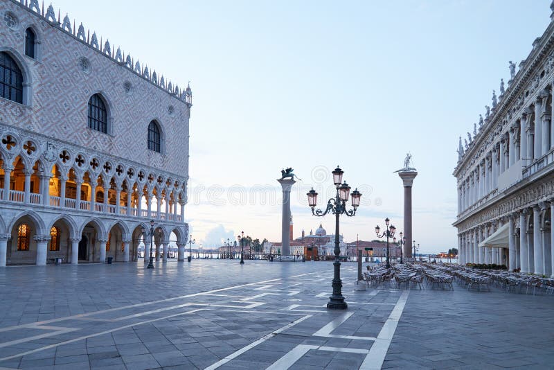 Het lege vierkant van San Marco, niemand in de vroege ochtend in Venetië