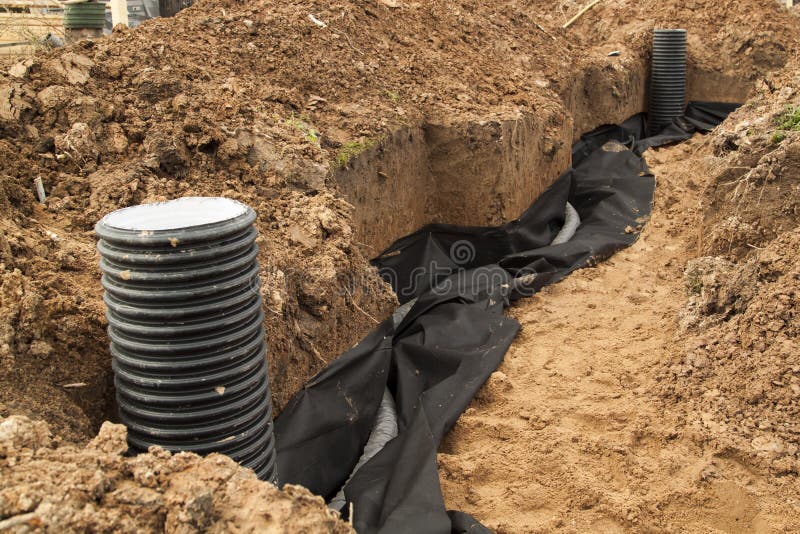 het leggen van drainagepijpen en inspectie goed voor verwijdering van wate stock afbeeldingen het leggen van drainagepijpen en inspectie goed voor verwijdering van wate stock afbeeldingen
