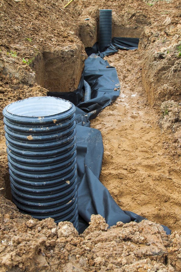 het leggen van drainagepijpen en inspectie goed voor verwijdering van wate royalty-vrije stock afbeelding het leggen van drainagepijpen en inspectie goed voor verwijdering van wate royalty-vrije stock afbeelding