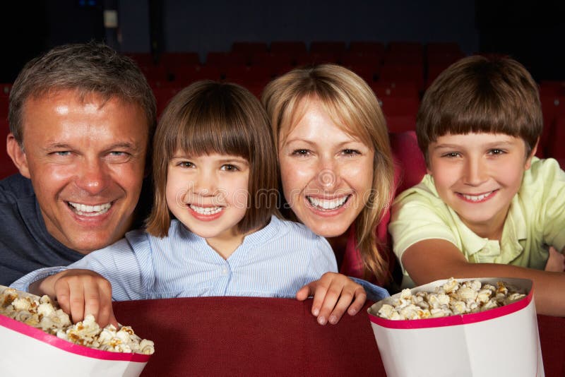 Het Letten op van de familie Film in Bioskoop stock afbeelding Het Letten op van de familie Film in Bioskoop stock afbeelding