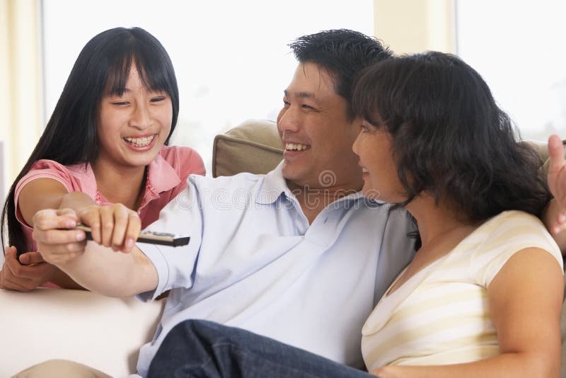 Het Letten op van de familie Televisie samen stock afbeelding Het Letten op van de familie Televisie samen stock afbeelding
