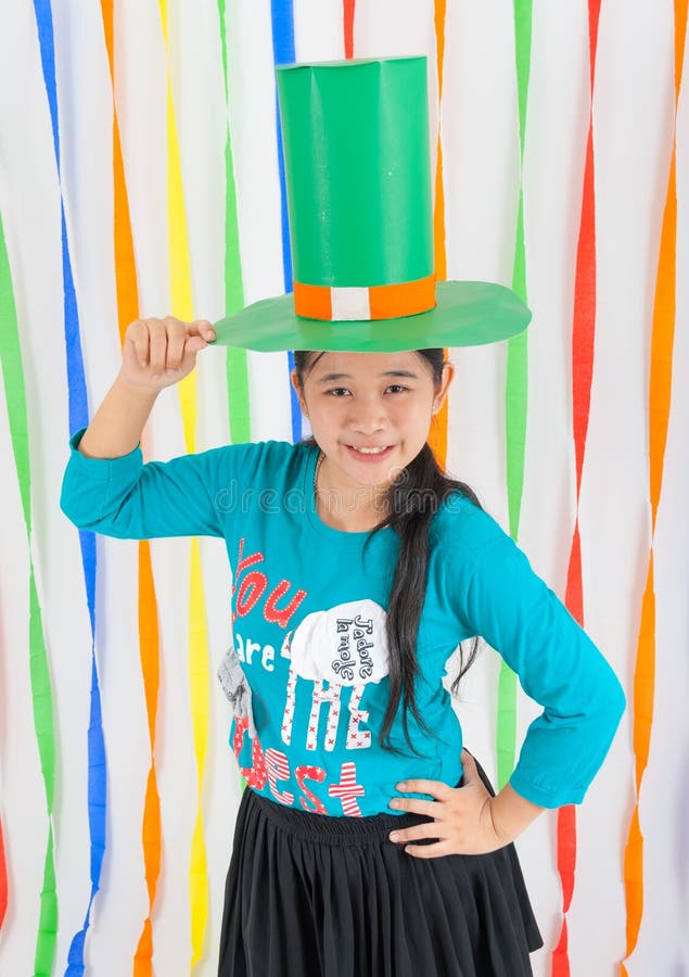 Aziatisch-Thais Meisje met Grote Groene Hoed op Dag St.Patrick