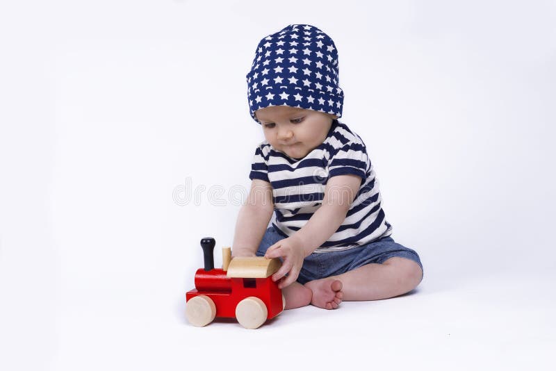 Het leuke baby spelen met een kleine trein royalty-vrije stock foto's Het leuke baby spelen met een kleine trein royalty-vrije stock foto's