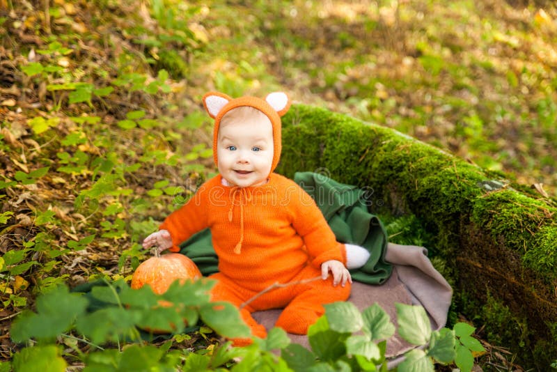 Het leuke babymeisje kleedde zich in voskostuum stock foto's Het leuke babymeisje kleedde zich in voskostuum stock foto's