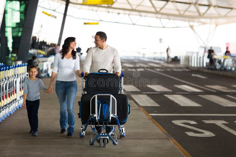 Het leuke familie reizen stock fotografie Het leuke familie reizen stock fotografie