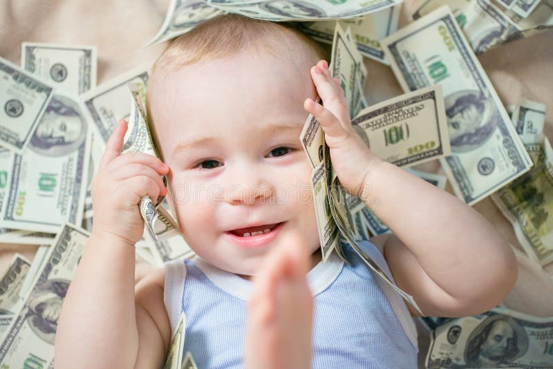 Het leuke hapy babyjongen spelen met heel wat geld, Amerikaans honderd dollarscontant geld stock foto Het leuke hapy babyjongen spelen met heel wat geld, Amerikaans honderd dollarscontant geld stock foto