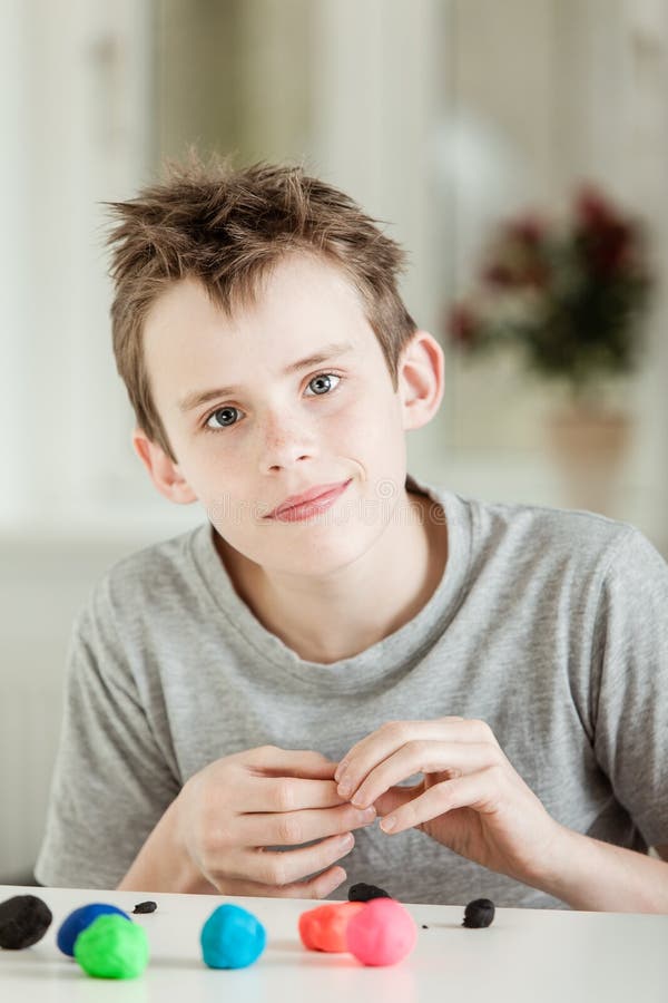 Het leuke jongen spelen met kleurrijke klei stock foto's Het leuke jongen spelen met kleurrijke klei stock foto's
