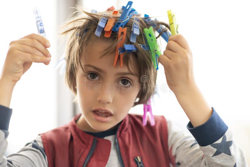 Het leuke Jongen Spelen met Wasserijhaken stock foto's Het leuke Jongen Spelen met Wasserijhaken stock foto's
