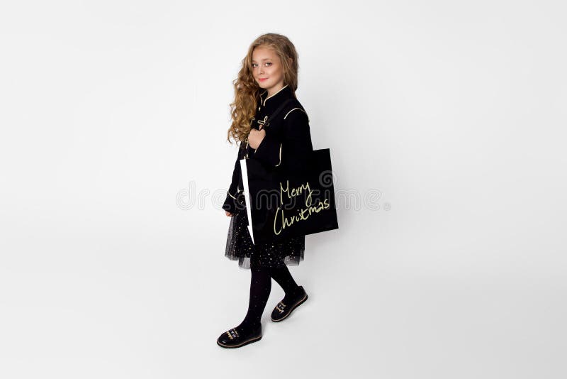 Het leuke mooie meisje gekleed in Santa Claus-kostuum gaat winkelend stock foto Het leuke mooie meisje gekleed in Santa Claus-kostuum gaat winkelend stock foto