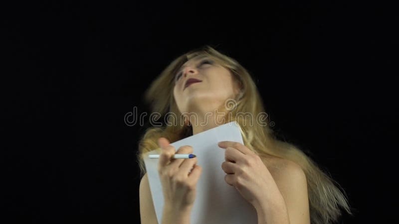 Het lezen van blonde vrouw stock footage