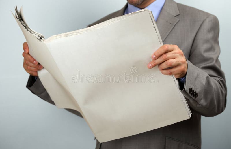 Het lezen van de krant stock fotografie Het lezen van de krant stock fotografie