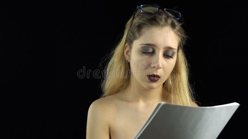 Het lezen van jonge vrouw stock videobeelden