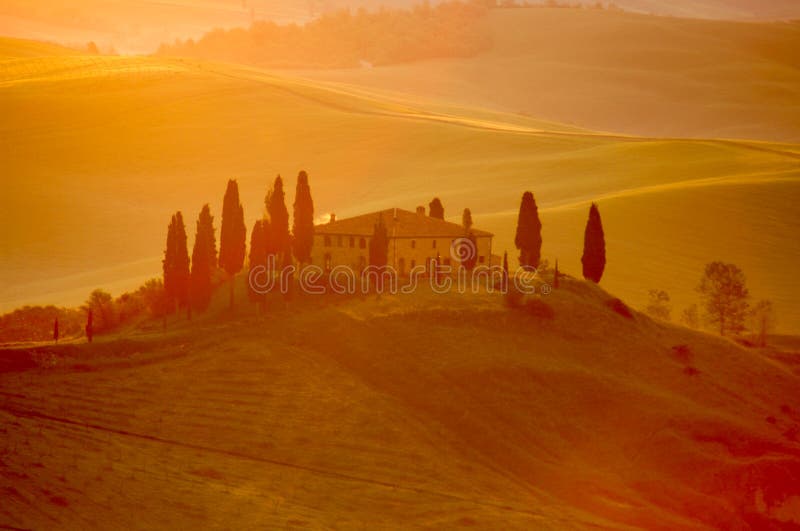 Het licht van de vroeg-ochtend op een Italiaanse villa stock foto's Het licht van de vroeg-ochtend op een Italiaanse villa stock foto's