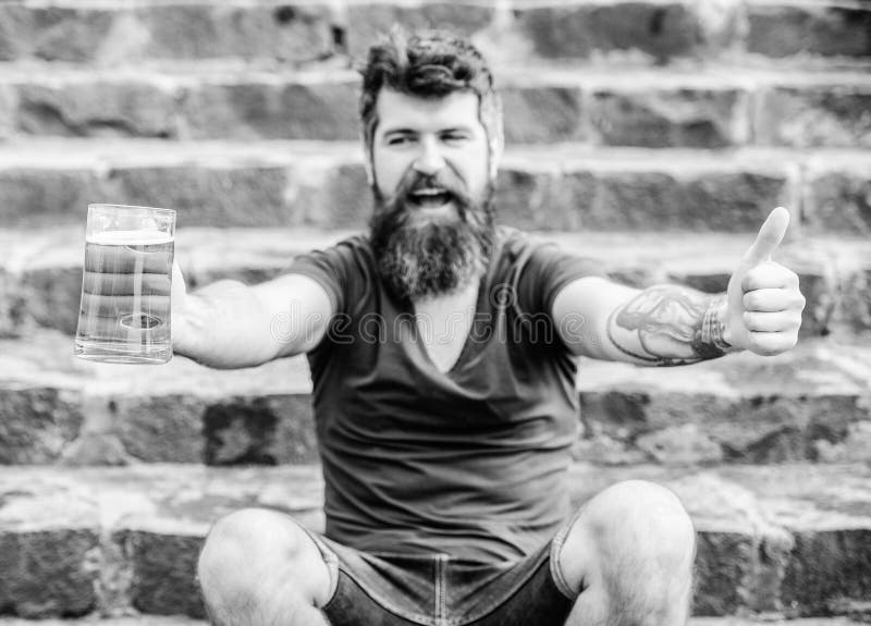 Het lichte aal of de donkere stout drinkt hen allen Het terras van de koffiezomer Kerel die rust met koud bier van het vat hebben royalty-vrije stock foto's Het lichte aal of de donkere stout drinkt hen allen Het terras van de koffiezomer Kerel die rust met koud bier van het vat hebben royalty-vrije stock foto's