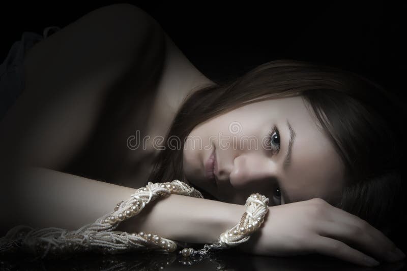 Het liggen vrouw met een armband op haar wapen royalty-vrije stock fotografie Het liggen vrouw met een armband op haar wapen royalty-vrije stock fotografie