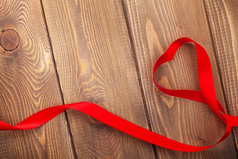 Het lint van de hartvorm over de houten achtergrond van de valentijnskaartendag royalty-vrije stock foto's Het lint van de hartvorm over de houten achtergrond van de valentijnskaartendag royalty-vrije stock foto's