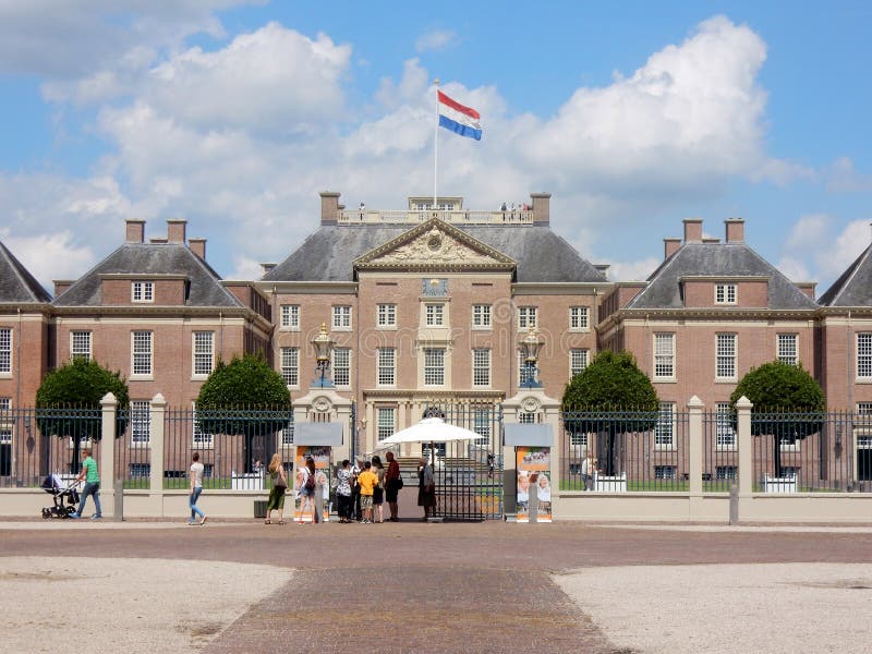 Het Loo Palace - den Paleis Het-looen - kunglig slott Apeldoorn - Nederländerna royaltyfri fotografi Het Loo Palace - den Paleis Het-looen - kunglig slott Apeldoorn - Nederländerna royaltyfri fotografi
