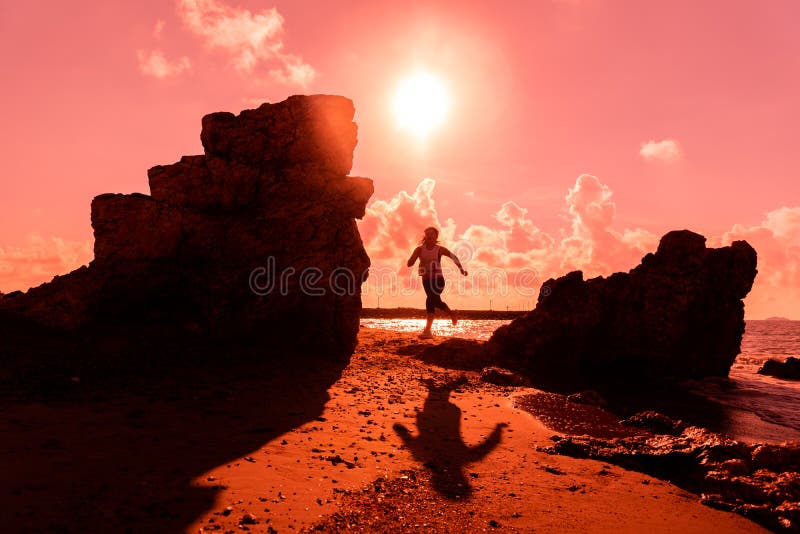 Het lopen en de oefening van de silhouetvrouw op de strandzonsondergang Sport en gezonde levensstijl royalty-vrije stock foto Het lopen en de oefening van de silhouetvrouw op de strandzonsondergang Sport en gezonde levensstijl royalty-vrije stock foto