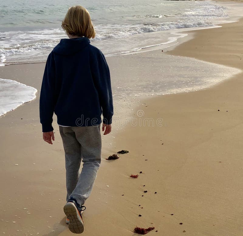 Het lopen in het strand royalty-vrije stock foto's