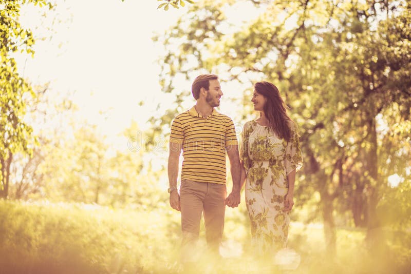 Wandelen door de natuur. Verliefd stel stock fotografie