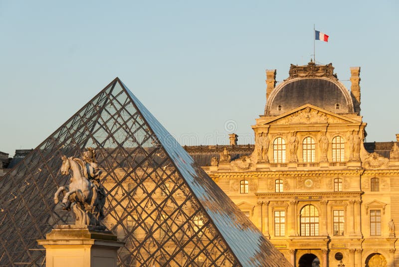 Het Louvre, Piramide, Pavillon bezwalkt en Louis XIV Standbeeld II in Parijs, Frankrijk stock fotografie Het Louvre, Piramide, Pavillon bezwalkt en Louis XIV Standbeeld II in Parijs, Frankrijk stock fotografie