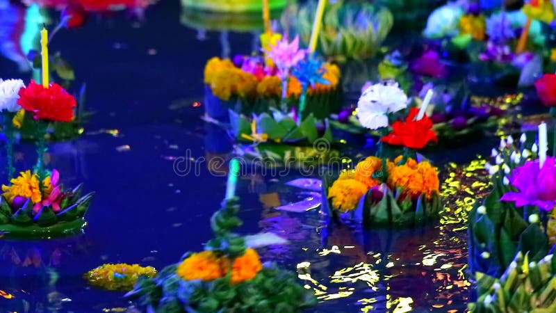 Het loy kratong festival lichtte het water in het meer toe