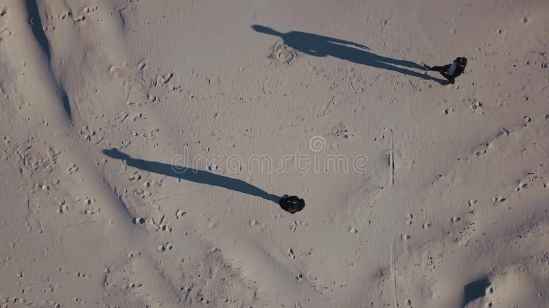 Het lucht schieten De hoogste mening van de drie mensen gaat aan elkaar in het zand De schaduw van mensen Drugshandel