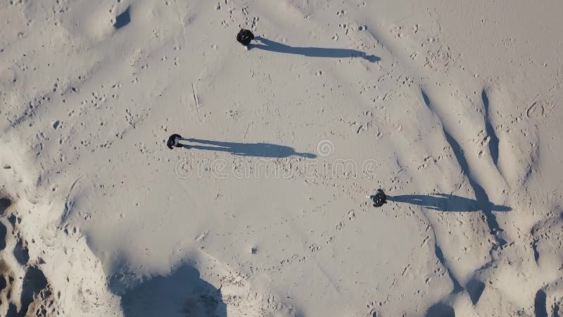 Het lucht schieten De hoogste mening van de drie mensen gaat aan elkaar in het zand De schaduw van mensen Drugshandel