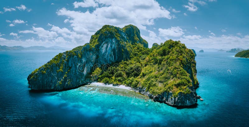 Het luchtbeeld van het hommelpanorama van het tropische Eiland van paradijs epische Entalula Karst omringt de kalksteen rotsachti royalty-vrije stock foto's Het luchtbeeld van het hommelpanorama van het tropische Eiland van paradijs epische Entalula Karst omringt de kalksteen rotsachti royalty-vrije stock foto's