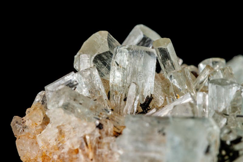 Het macro minerale Aquamarijn van steenkristallen in rots op een zwarte achtergrond stock fotografie Het macro minerale Aquamarijn van steenkristallen in rots op een zwarte achtergrond stock fotografie