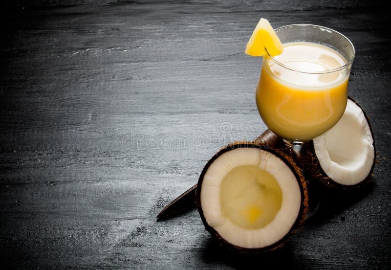 Het maken van cocktails op het bord royalty-vrije stock afbeeldingen Het maken van cocktails op het bord royalty-vrije stock afbeeldingen