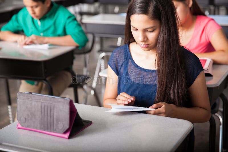 Het maken van document vliegtuigen in klasse royalty-vrije stock afbeeldingen Het maken van document vliegtuigen in klasse royalty-vrije stock afbeeldingen