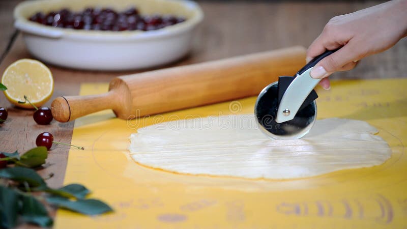 Het maken van een kersenpastei Knip deeg in stroken kort
