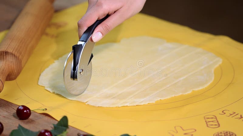 Het maken van een kersenpastei Knip deeg in stroken kort