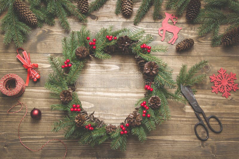 Het maken van Kerstmiskroon die verse en alle natuurlijke materialen gebruikt Vlak leg Hoogste mening royalty-vrije stock afbeelding Het maken van Kerstmiskroon die verse en alle natuurlijke materialen gebruikt Vlak leg Hoogste mening royalty-vrije stock afbeelding