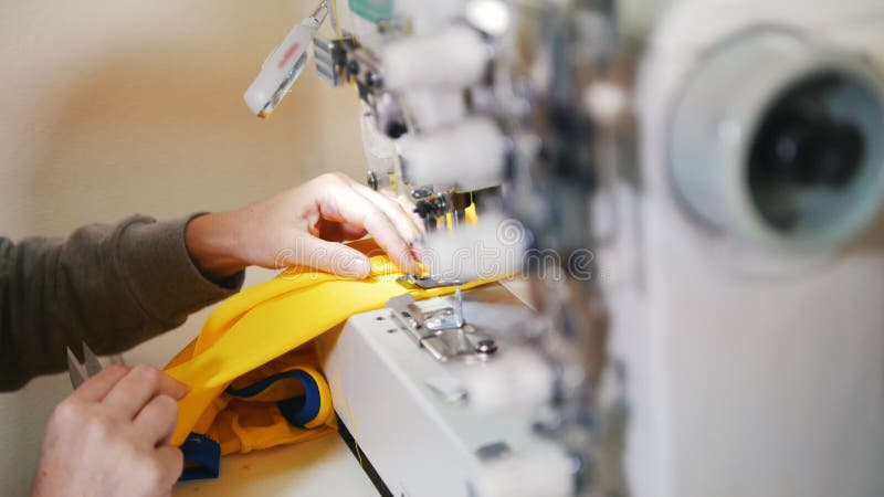 Het maken van kleren De vrouwenwerken aangaande naaimachine Nadruk op doek