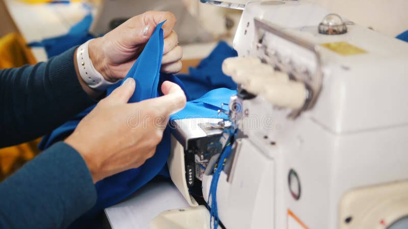 Het maken van kleren De vrouwenwerken met doek op naaimachine Nadruk op doek