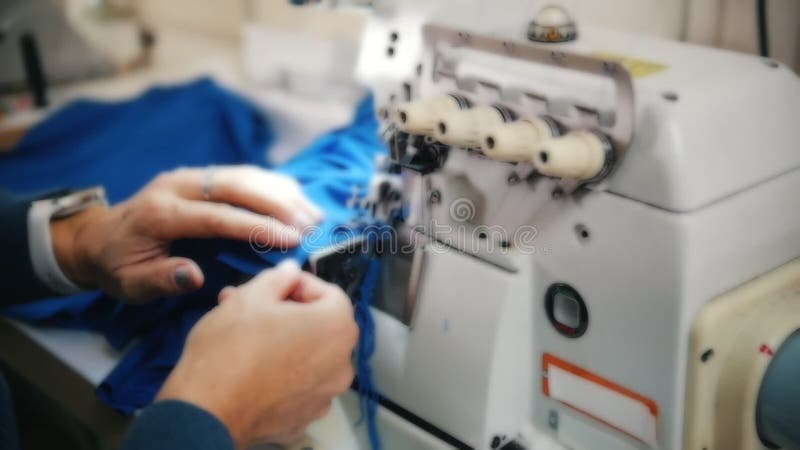Het maken van kleren De vrouwenwerken met doek op naaimachine Nadruk op hulpmiddel