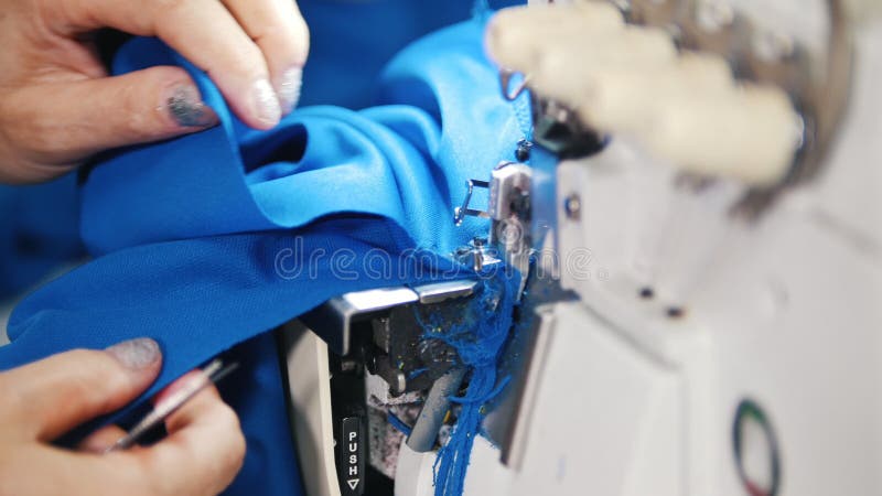 Het maken van kleren De vrouwenwerken met textiel op naaimachine Nadruk op doek