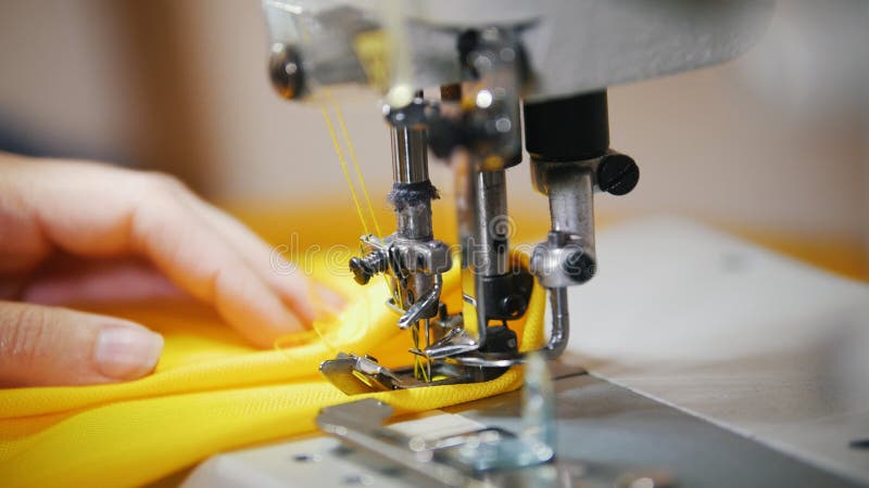 Het maken van kleren Het vrouwelijke handenwerk aangaande Naaimachine