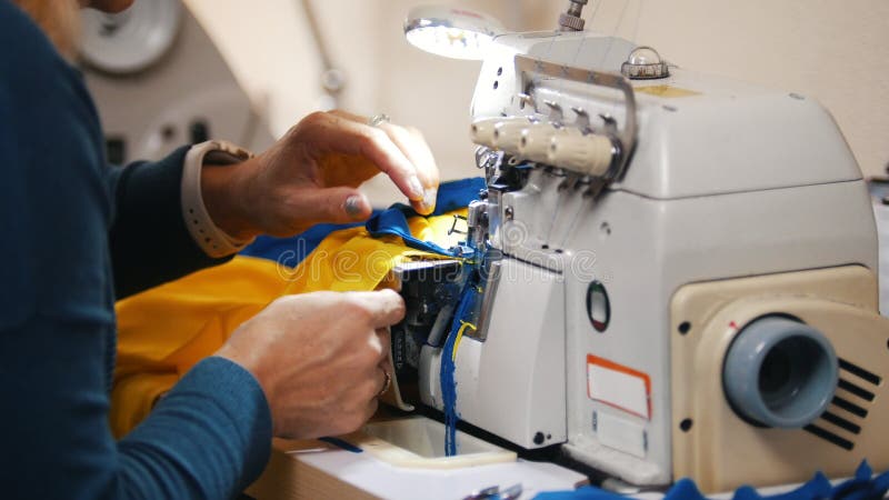 Het maken van kleren Het vrouwelijke handenwerk aangaande Naaimachine bij studio